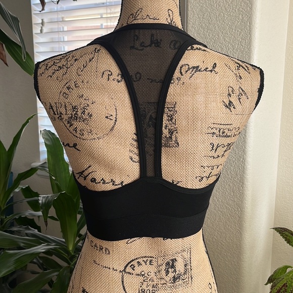 Pink Victoria Secret Sports Bra 
Gently used. Excellent condition 
Size M - Picture 3 of 8